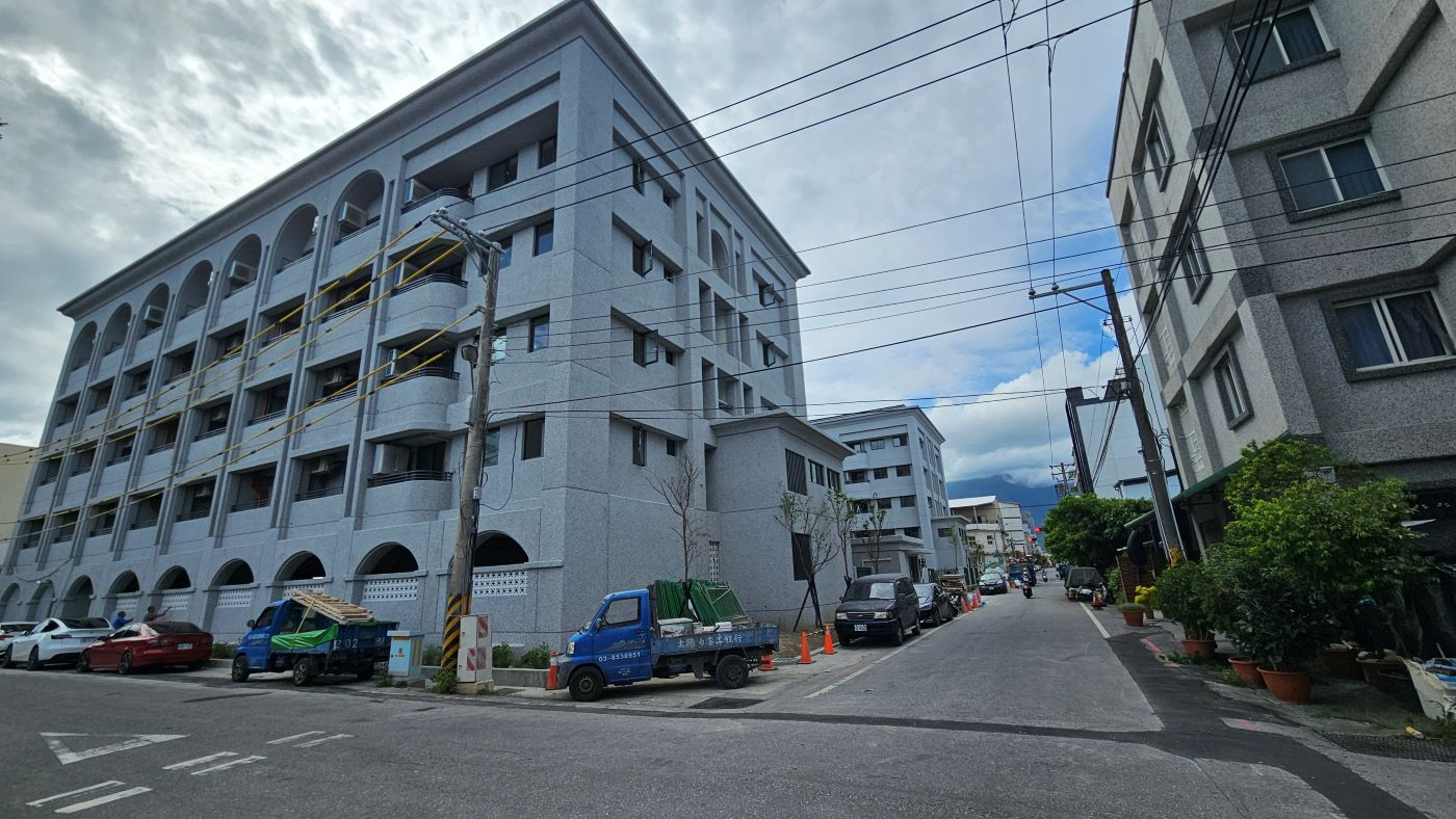 圖一：大愛屋透視圖及主體工程已完工。（記者田德財／攝）